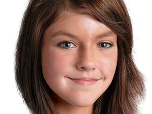 So schön lächelt Suri mit 13 Jahren