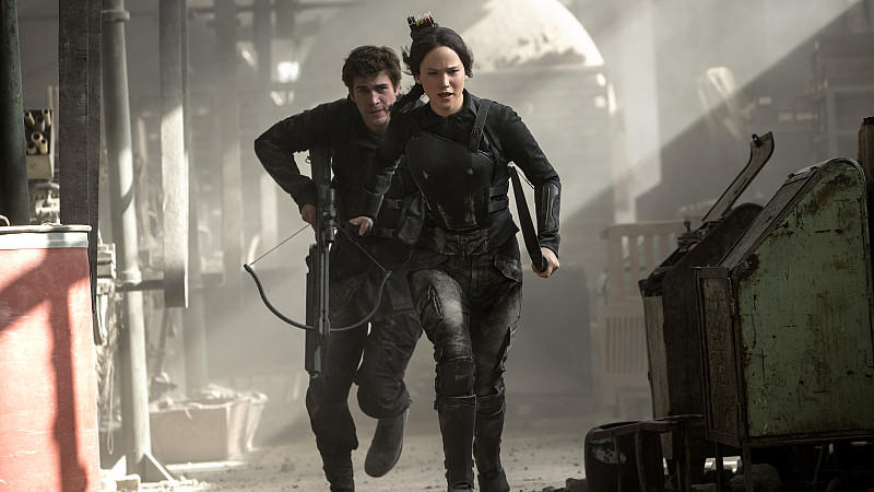 Jennifer Lawrence und Liam Hemsworth als Katniss Everdeen und Gale Hawthorne in 'Die Tribute von Panem - Mockingjay Teil 1'.