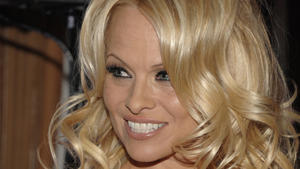 Pamela Anderson serviert Gefängnisinsassen Essen