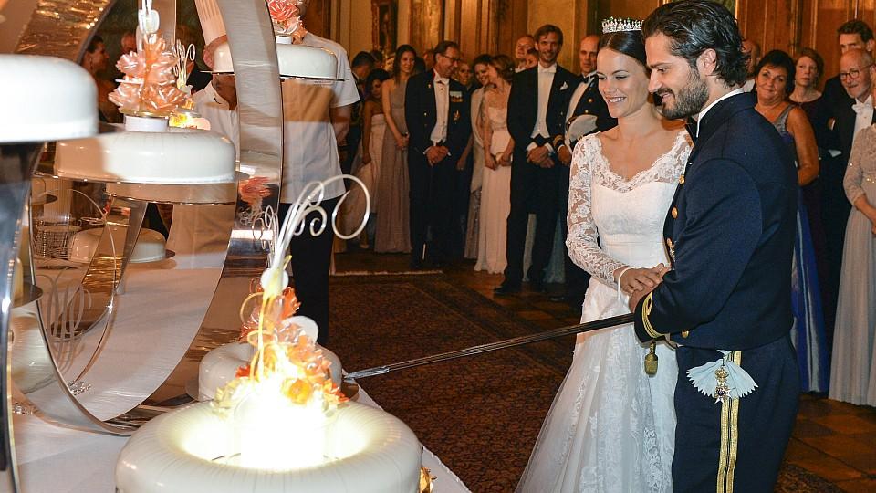 Prinzessin Sofia mit ihrem Ehemann, Prinz Carl Philip, beim Anschneiden der Hochzeitstorte