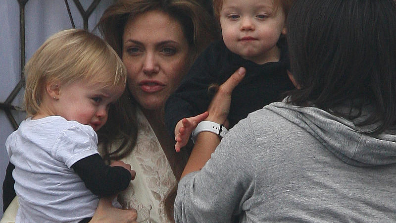Lacht Angelina, wenn die Kinder weinen?