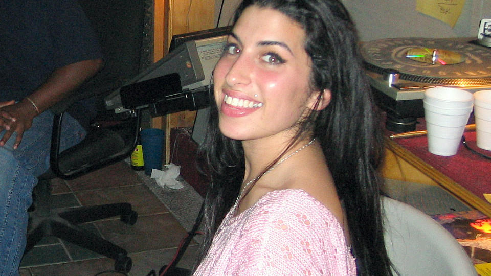 Zurzeit läuft im Kino die Dokumentation 'Amy', die mit sehr privaten Bild- und Tonaufnahmen das Leben der jungen Amy Winehouse zeigt.