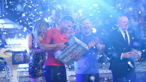"Schlag den Star": Lukas Podolski bezwingt Elton