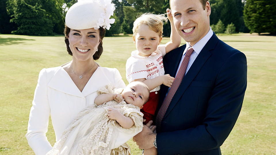 ARCHIV - HANDOUT - A handout image provided by the Kensington Palace Press Office on 09 July 2015 shows Catherine, The Duchess of Cambridge holding her daughter Princess Charlotte next to her husband Prince William, The Duke of Cambridge, carrying th