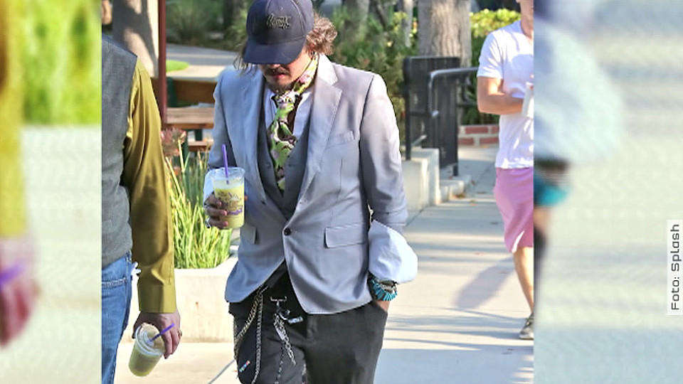 Johnny Depp überrascht mit bizarren Outfit.