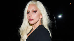 Lady Gaga: Ganz in Weiß tanzt sie zu Rammstein