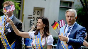 Klaus Wowereit an der Spitze der Steuben Parade