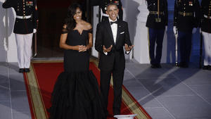 Da lacht auch der Präsident: Michelle Obama zeigt Dekoll...