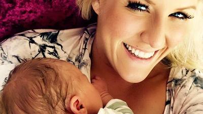 Natalie Horler kuschelt mit ihrem Baby