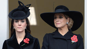 Herzogin Kate und Königin Máxima gedenken der Kriegsopfer