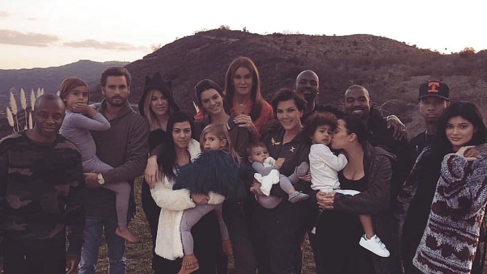 Wimmelbild in den Hügeln von Los Angeles mit dem Kardashian-Jenner-Clan.