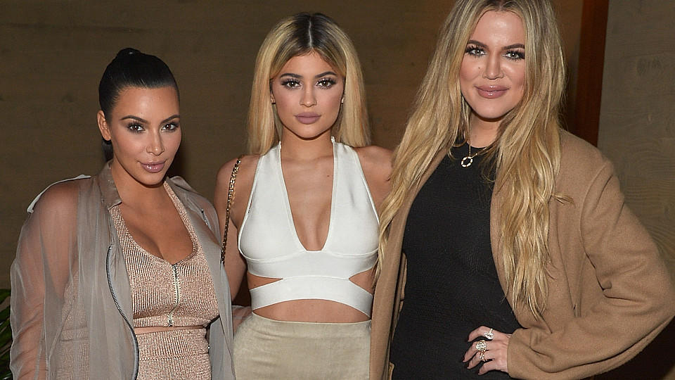 Kim Kardashian, Kylie Jenner und Khloe Kardashian halten zusammen.
