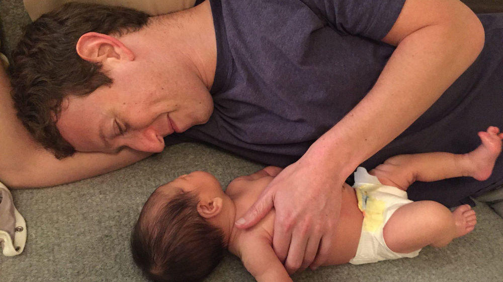 Mark Zuckerberg kuschelt mit Baby Max.