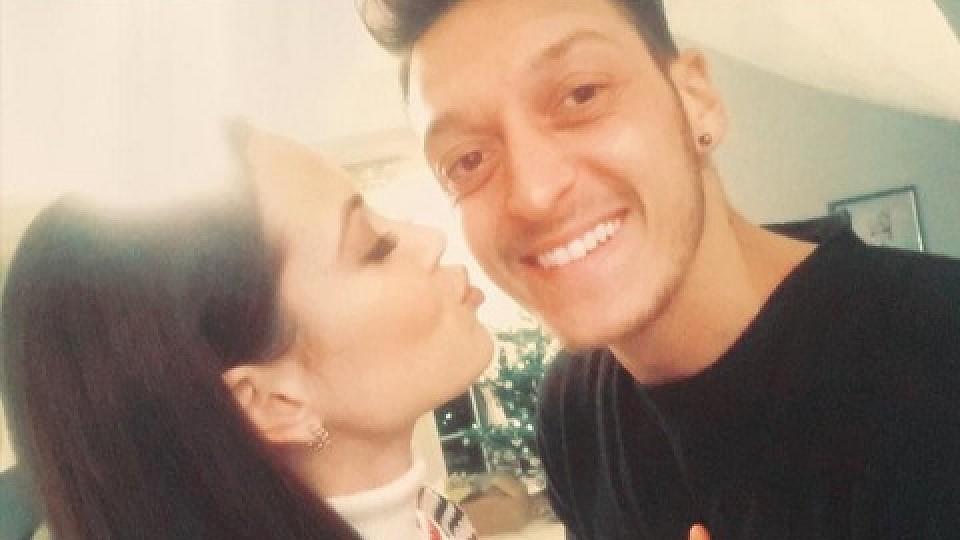 Mandy Capristo und Mesut Özil posten neues Liebes-Selfie.