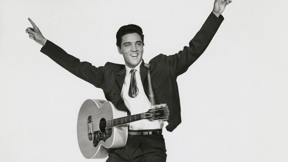 Elvis Presleys Gitarre unter Wert versteigert
