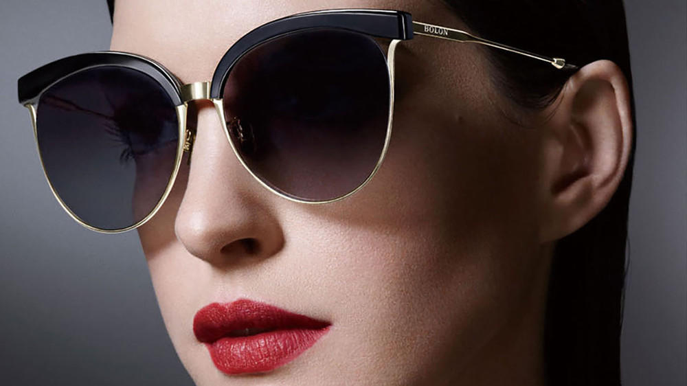 Anne Hathaway wirbt für Sonnenbrillen