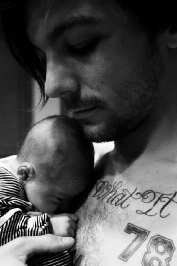 'One Direction'-Star Louis Tomlinson zeigt das erste Bild von seinem Sohn.