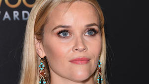 Reese Witherspoon verteilt Oscars