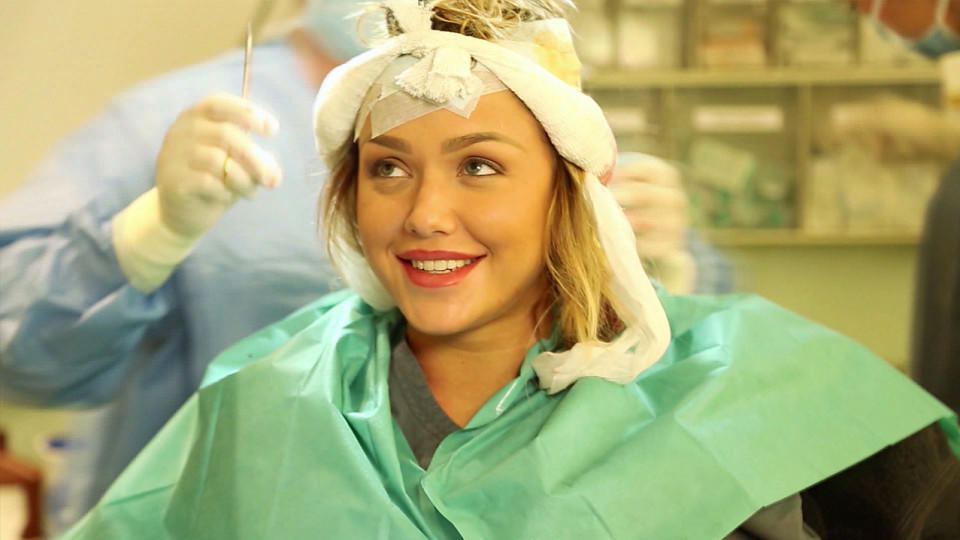 Haartransplantation mit 23: Kim Gloss lässt alle an ihrer Beauty-OP teilhaben.