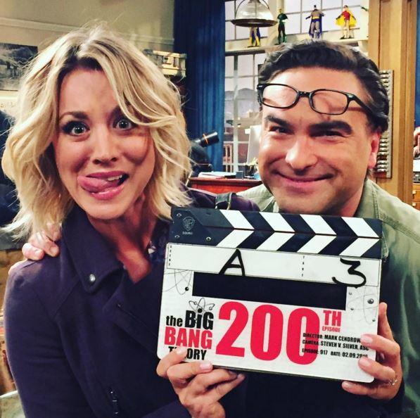 Kaley Cuoco (li.) und Johnny Galecki am Set der 200. Folge von "The Big Bang Theory".