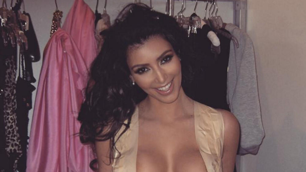 Kim Kardashian lüftet ihr Dekolleté-Geheimnis