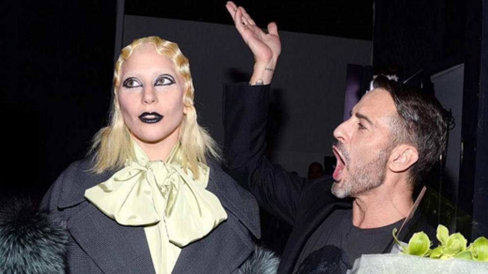 Auf dem Laufsteg für Marc Jacobs: Lady Gaga verhüllt im Trenchcoat