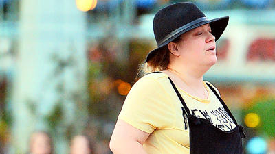 Kelly Clarkson hochschwanger im Freizeitpark