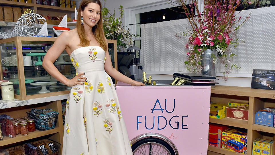 Jessica Biel stellt ihr Restaurant 'Au Fudge' vor.