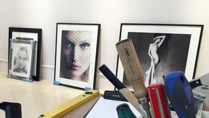 Nackt im Museum: Toni Garrn und Co. lassen die Hüllen fallen