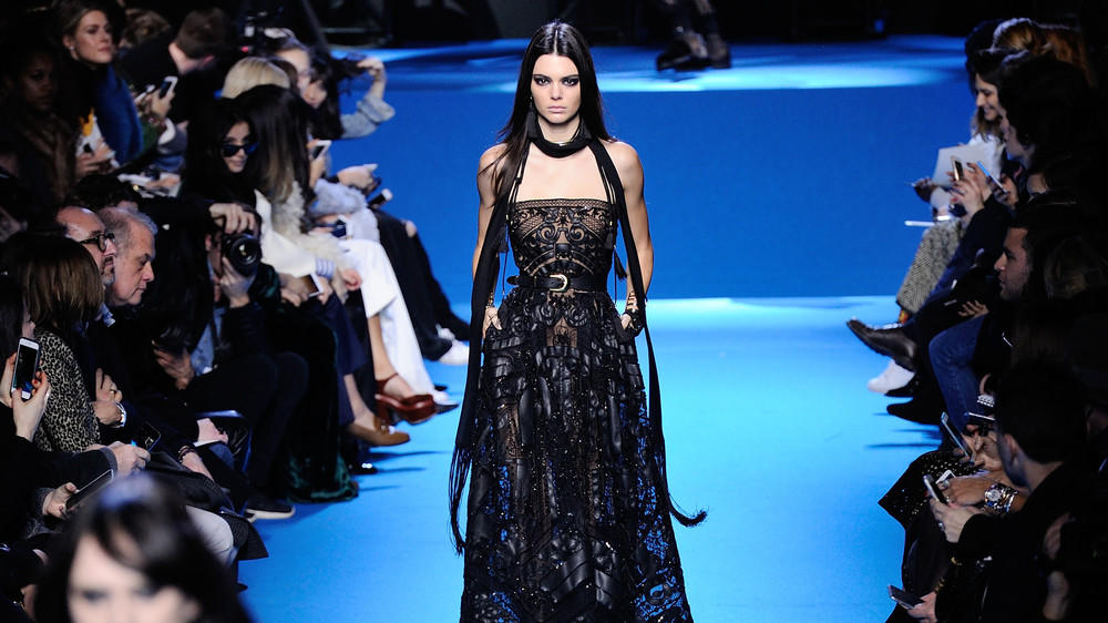 Paris Fashion Week: Kendall Jenners atemberaubender Auftritt