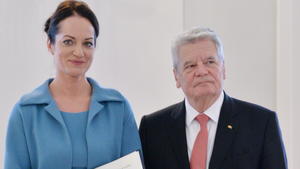 Natalia Wörner mit Bundesverdienstkreuz ausgezeichnet