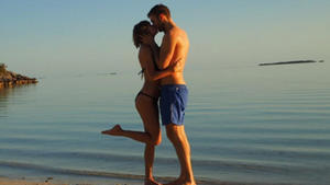 Küsse am Strand: Sexy Urlaubsgrüße von Taylor Swift und C...