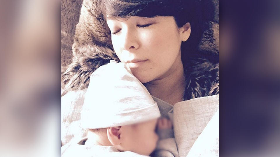 Moderatorin Nela Lee zeigt zum ersten Mal Baby Nicolas.