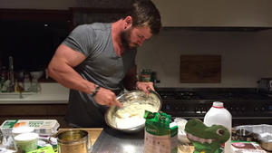 Chris Hemsworth versucht sich als Kuchenbäcker
