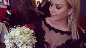 Kim Gloss fängt den Brautstrauß von Sila Sahin