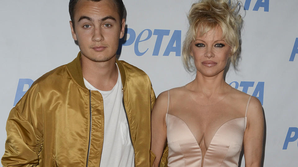 Pamela Anderson Jetzt Packt Ihr Sohn Brandon Lee Uber Seine Kindheit Aus
