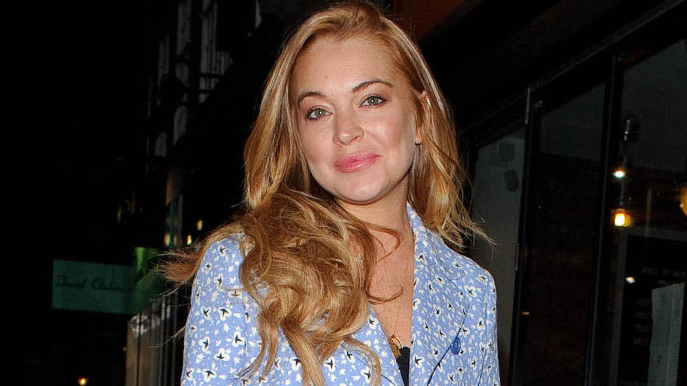 Lindsay Lohan knipst Weihnachtsbaum in Kettering an