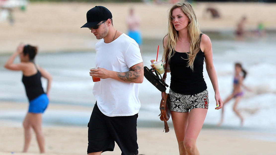 UK CLIENTS MUST CREDIT: AKM-GSI ONLY<BR/>Actor Ryan Phillippe takes in the view with his girlfriend Paulina Slagter on the beaches of Maui, HI.  Ryan and Paulina sipped on a few drinks before heading in to get themselves situated for the evening.<P>P