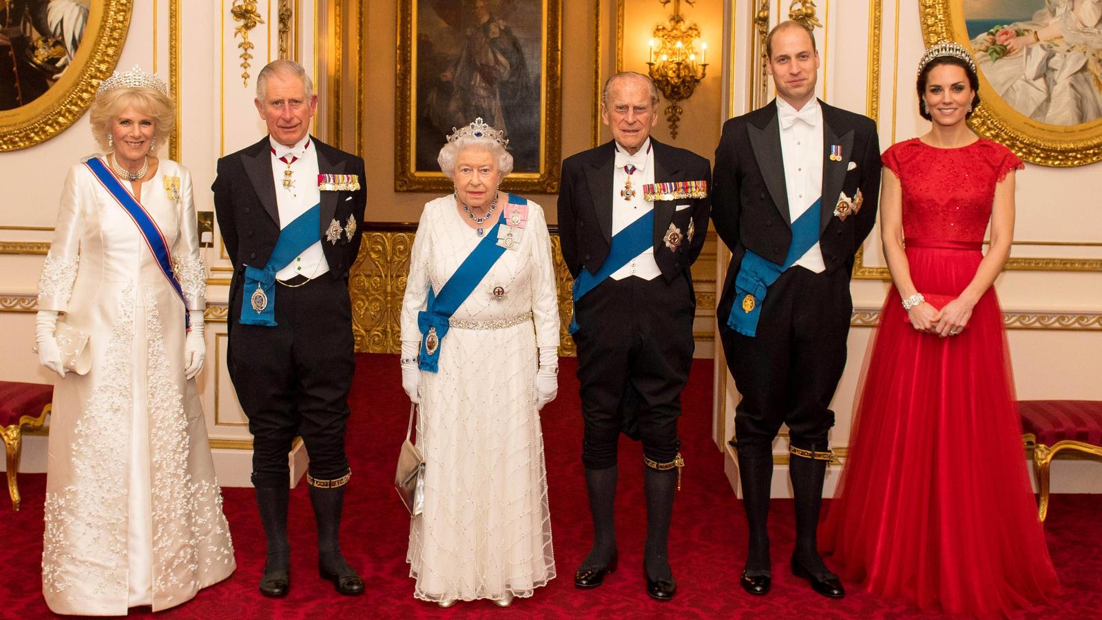 Britische Königsfamilie empfängt Diplomatisches Korps im Buckingham Palace . 08/12/2016. London, United Kingdom. The Duchess of Cornwall, the Prince of Wales, Queen Elizabeth II, the Duke of Edinburgh and the Duke and Duchess of Cambridge at the annu