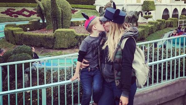 Hilary Duff unter Beschuss: Kuss-Foto mit Sohn Luca erregt die Gemüter.
