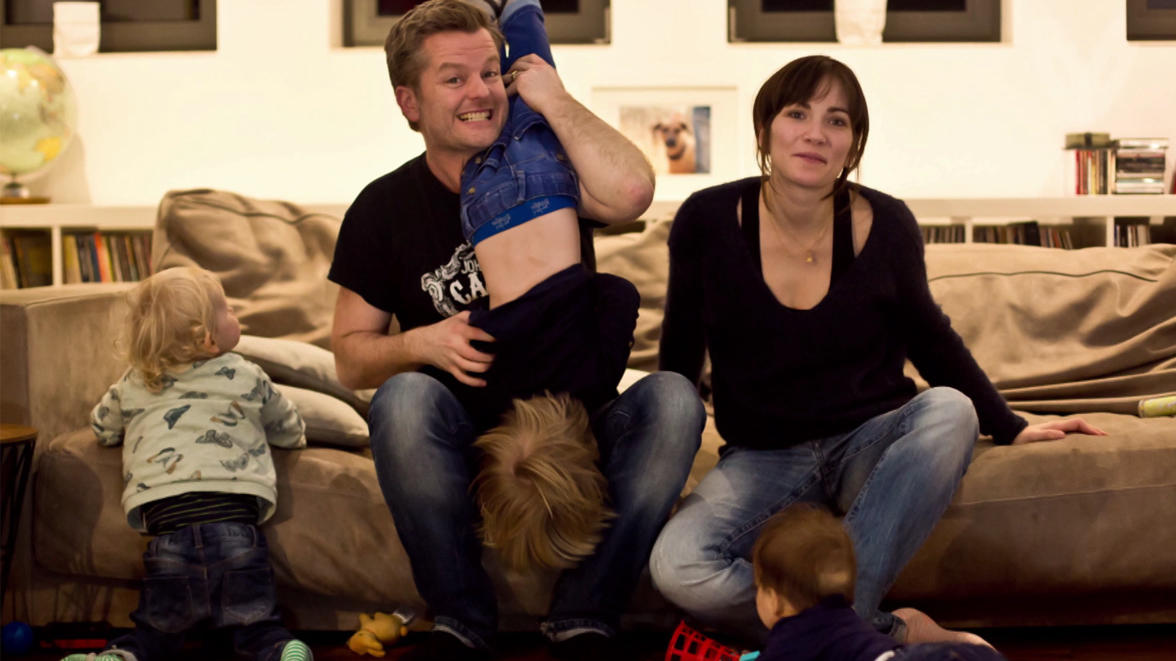 Eine glückliche Familie: André Dietz mit Ehefrau Shari und den Kindern