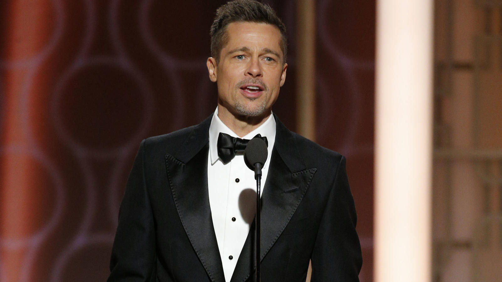 Brad Pitt am 08.01.2017 in Los Angeles (USA) während der 74. Verleihung der Golden Globe Awards auf der Bühne. (ACHTUNG: Nur zur redaktionellen Verwendung in Zusammenhang mit der Berichterstattung über die Golden Globes 2017 und nur bei vol