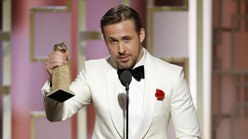 HANDOUT - Ryan Gosling hält am 08.01.2017 in Los Angeles (USA) während der 74. Verleihung der Golden Globe Awards den Award als bester Hauptdarsteller in einer Komödie für «La La Land». (ACHTUNG: Nur zur redaktionellen Verwendung in Zusammenhang mit 