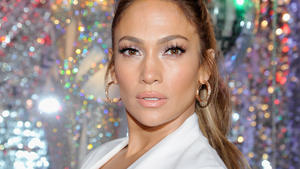 J.Lo zeigt sich mit sexy Underboob
