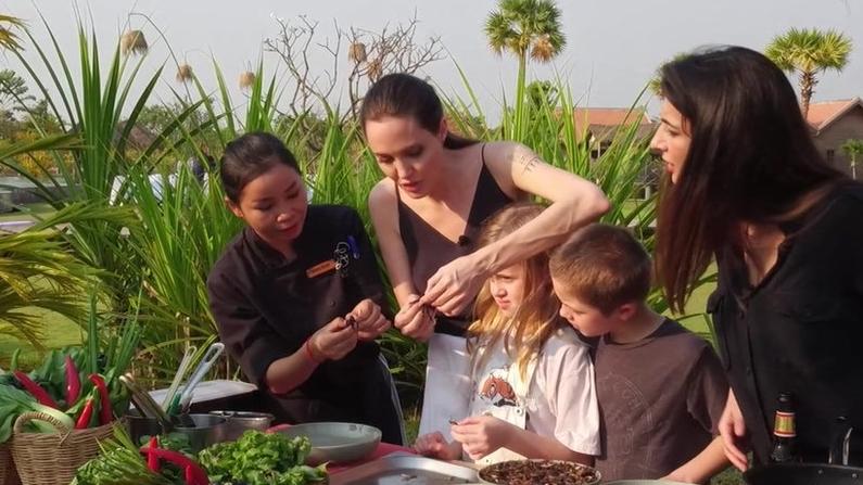 Angelina Jolie beim Käfer-Picknick mit ihren Kindern in Kambodscha