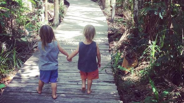 Die Zwillingsbrüder von Chris Hemsworth laufen händchenhaltend durch den australischen Dschungel.