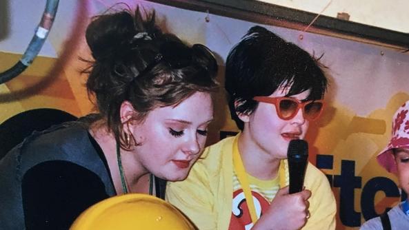 Kelly Osbourne und Adele haben bereits damals gerne zusammen gefeiert.