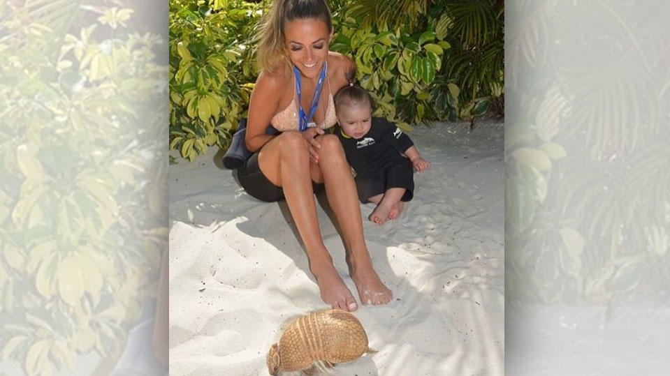 Jana Kramer und ihre Tochter Jolie beobachten ein Gürteltier