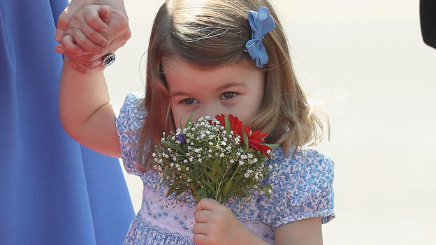 Prinzessin Charlotte riecht an ihrem Blumenstrauß