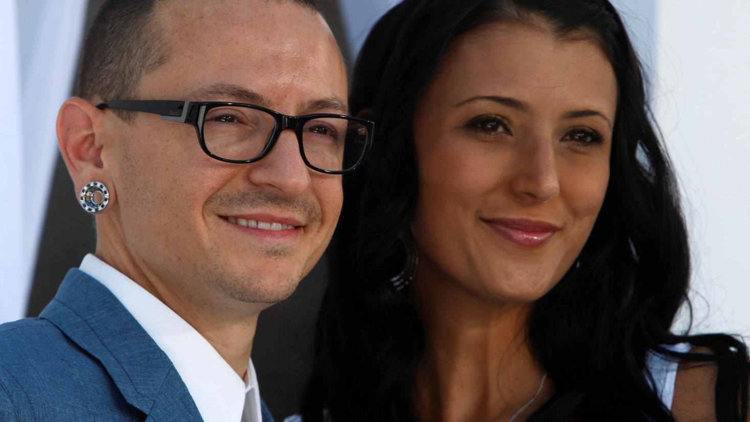 FILE PHOTO: Chester Bennington of Linkin Park and wife Talinda arrive at the 2012 Billboard Music Awards in Las Vegas, Nevada, May 20, 2012. REUTERS/Steve Marcus/File Photo